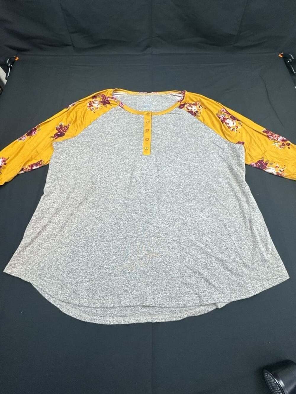 Maurices 24/7 Henley Baseball Tee Size 3 Heather Gray Mustard Floral Raglan